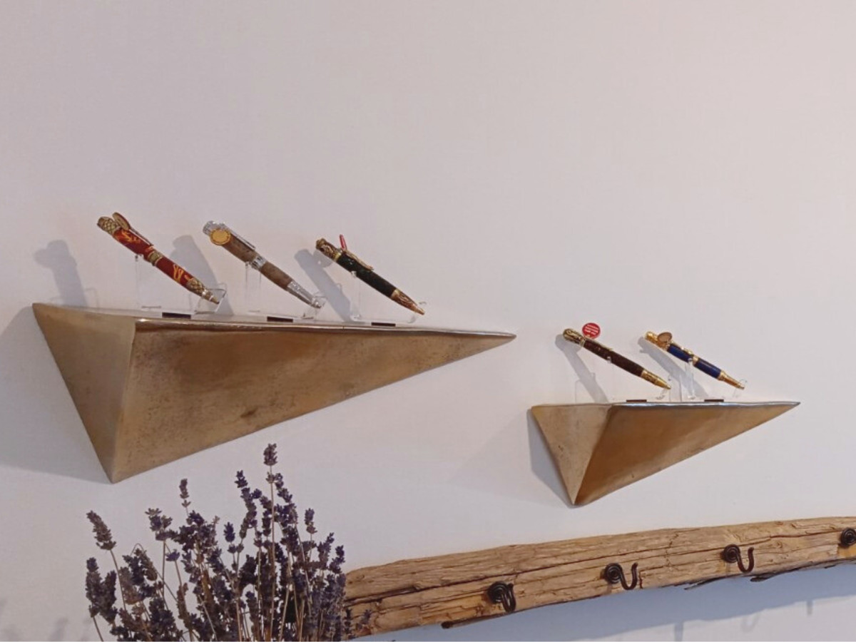 Stifte auf Regalen an der Wand