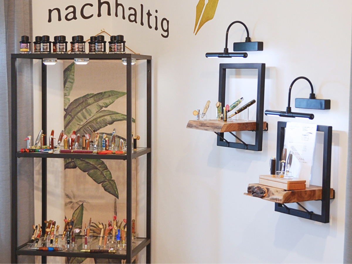 Raum mit Regal und vielen Stiften