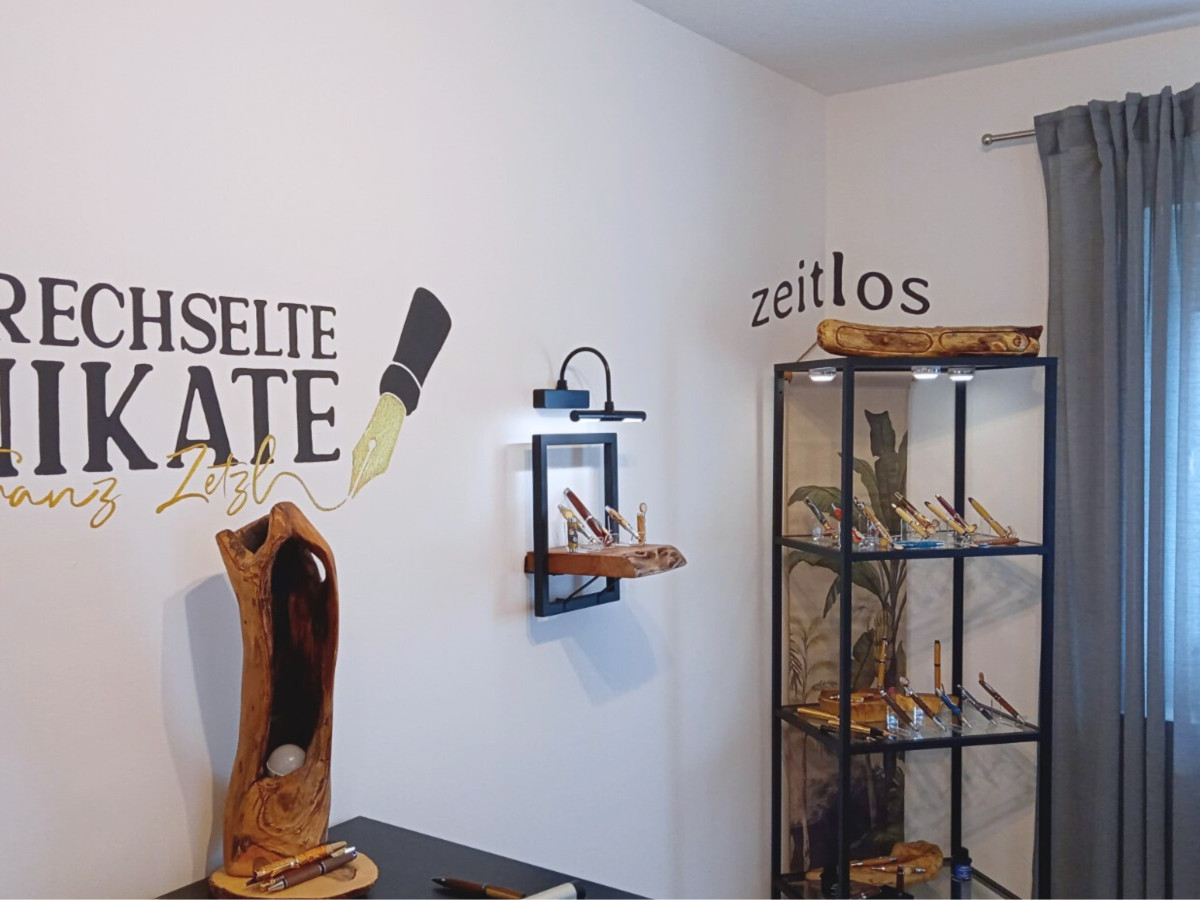 Raum mit Regal und vielen Stiften